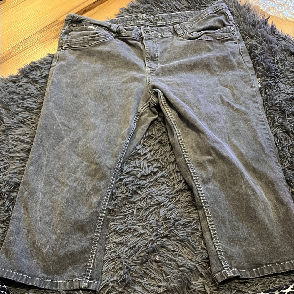Chic Gray Ankle Jeans for Women